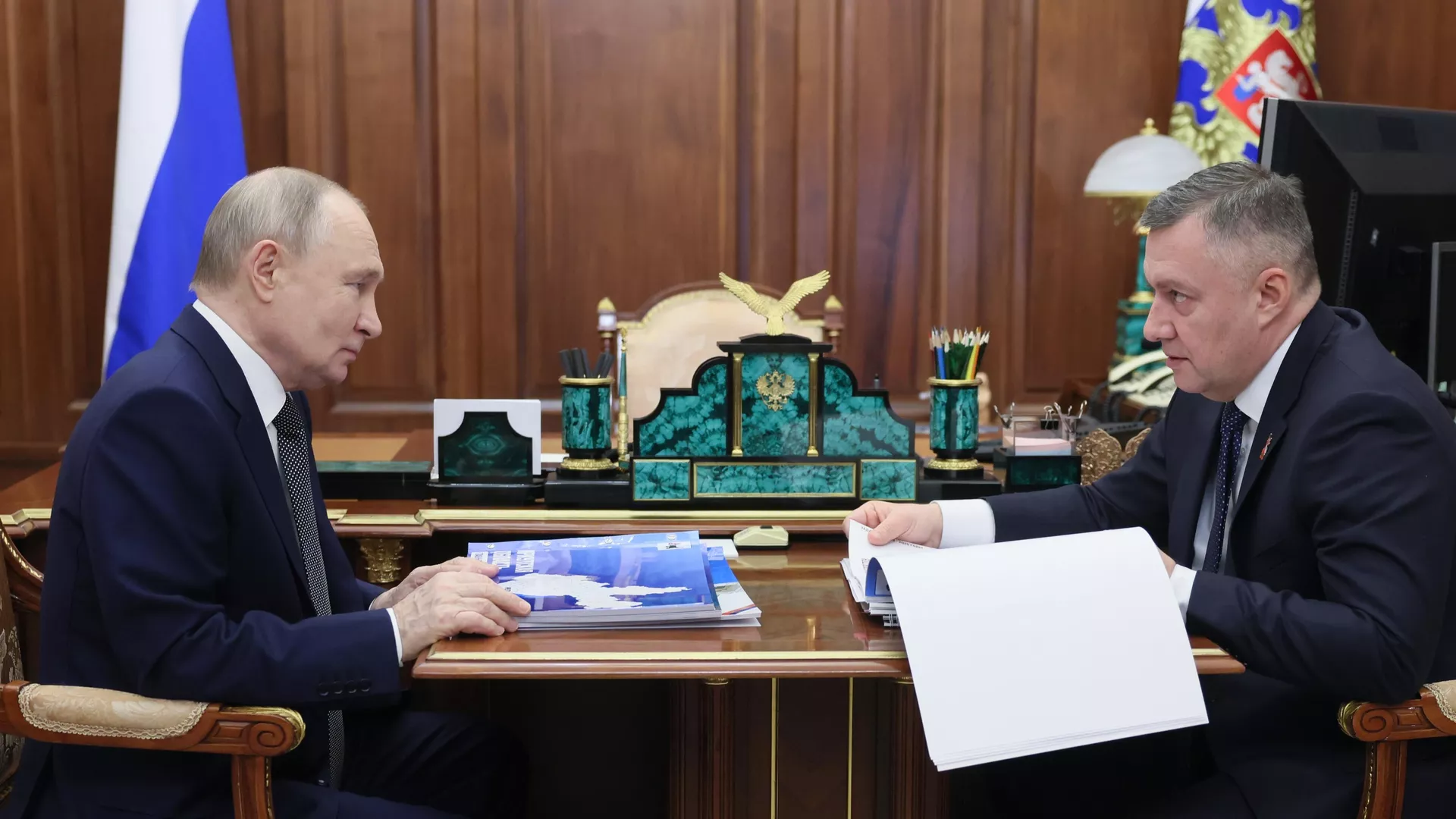 Президент РФ Владимир Путин и губернатор Иркутской области Игорь Кобзев во время встречи - РИА Новости, 1920, 28.02.2025