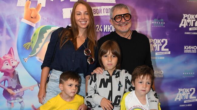 Телеведущий Дмитрий Дибров с супругой Полиной и детьми  Телеведущий Дмитрий Дибров с супругой Полиной и детьми