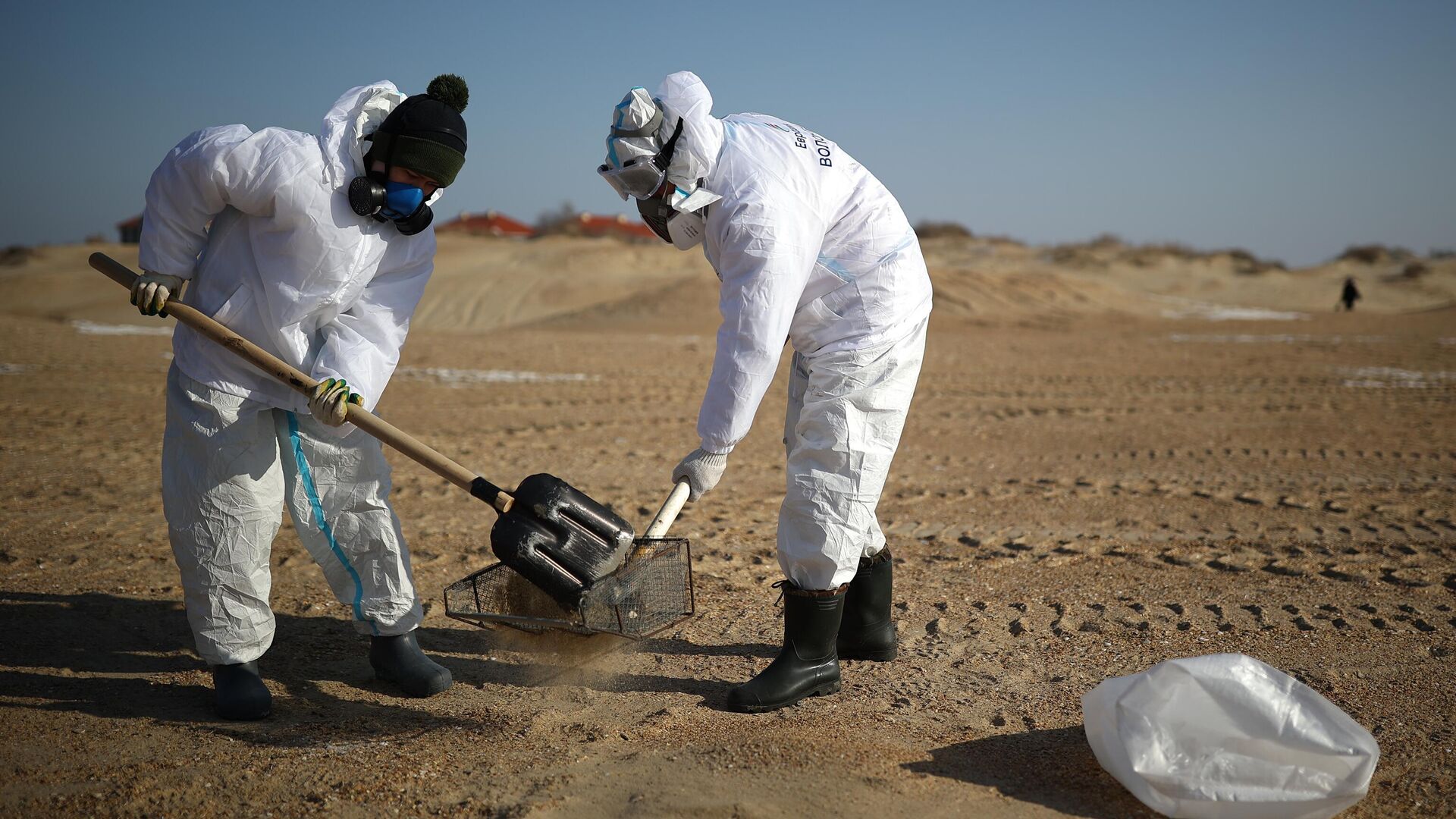 Волонтеры ликвидируют последствия разлива мазута на береговой линии Черного моря в Анапе - РИА Новости, 1920, 03.12.2025