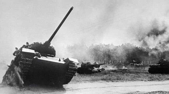 Танковый бой на подступах к Берлину. Слева — советский танк Т-34-85 9-го механизированного корпуса 3-й танковой армии 1-го Украинского фронта Танковый бой на подступах к Берлину. Слева — советский танк Т-34-85 9-го механизированного корпуса 3-й танковой армии 1-го Украинского фронта