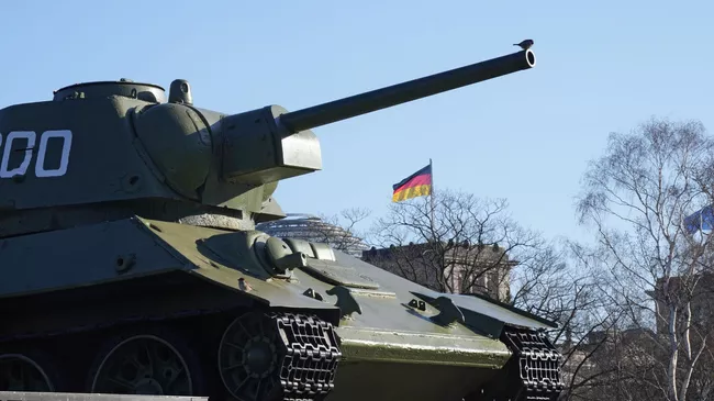 Танк Т-34/76, принимавший участие в битве за Берлин на территории мемориала павшим советским воинам в парке Большой Тиргартен в Берлине
