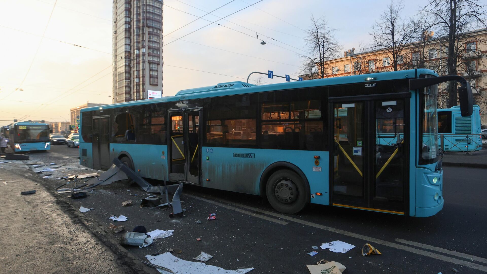 ДТП с участием автобуса в Санкт-Петербурге. 28 февраля 2025 - РИА Новости, 1920, 28.02.2025