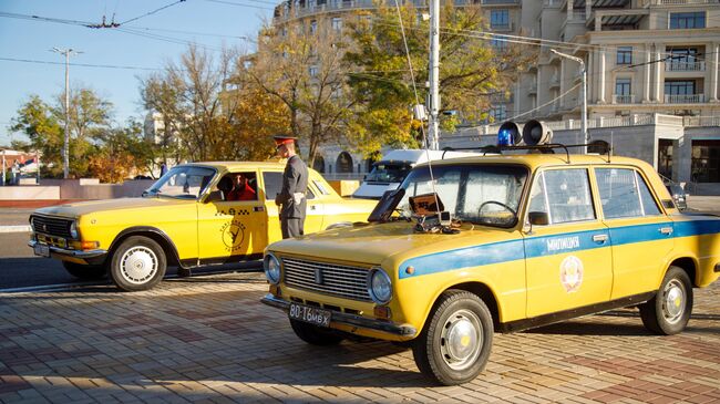 Сотрудник Государственной автомобильной инспекции в форме сотрудника ГАИ СССР