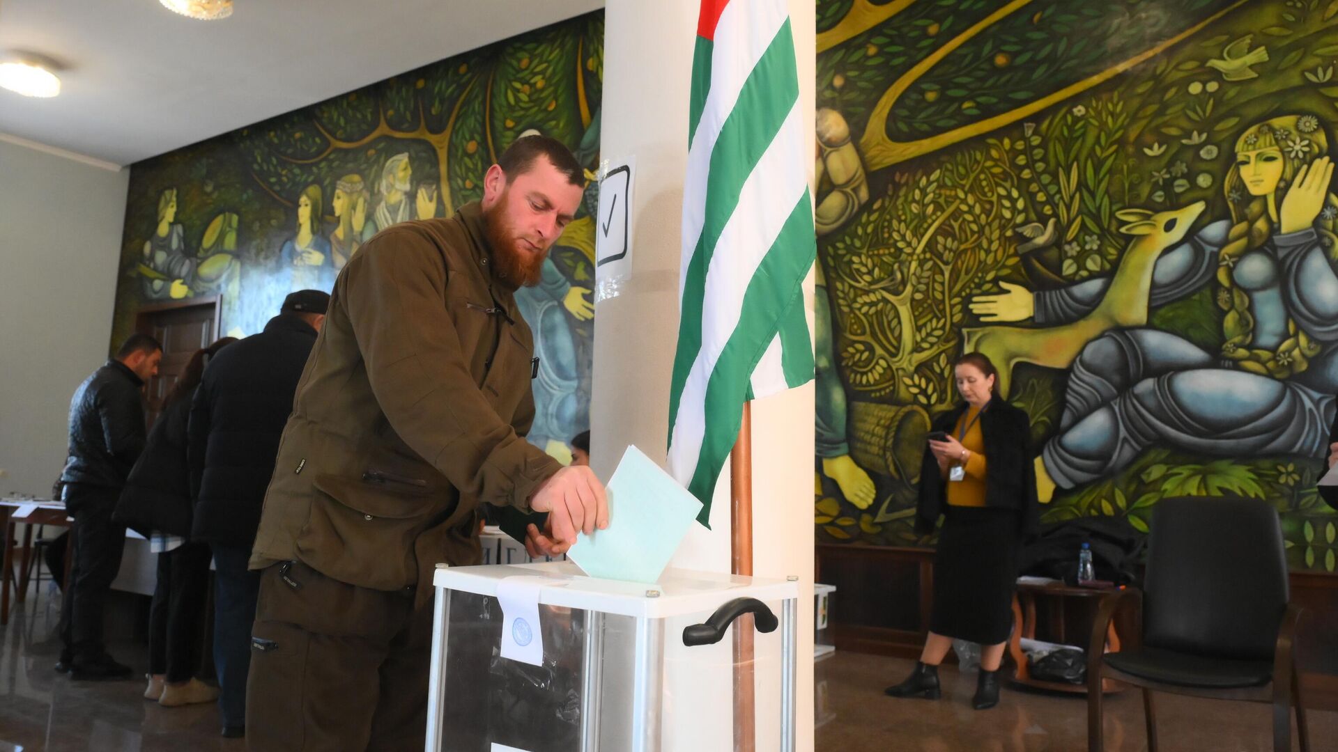 Избиратель голосует во втором туре президентских выборов в Абхазии. 1 марта 2025 - РИА Новости, 1920, 01.03.2025