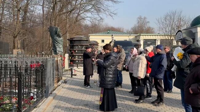 Панихида на могиле Листьева в день 30-летней годовщины смерти