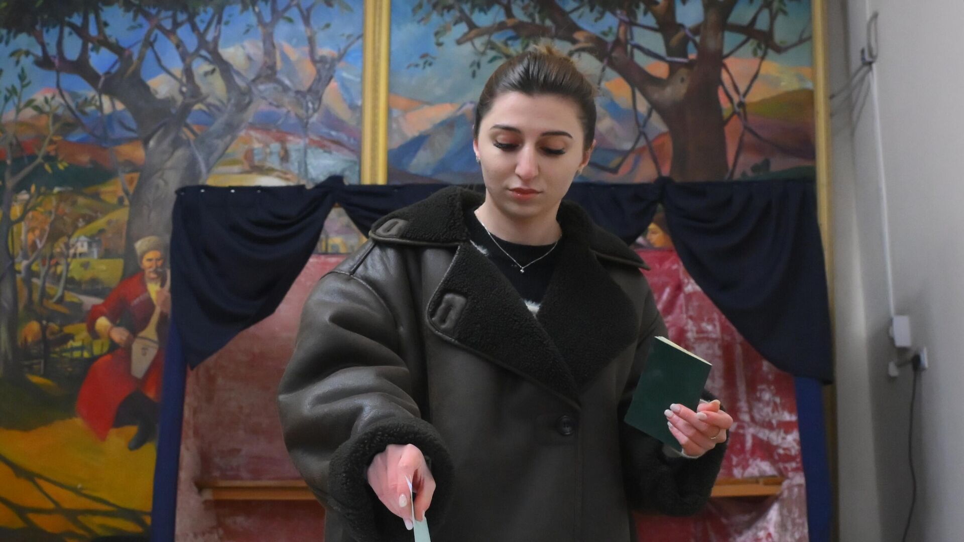 Голосование на избирательном участке во время второго тура выборов президента в Абхазии - РИА Новости, 1920, 01.03.2025