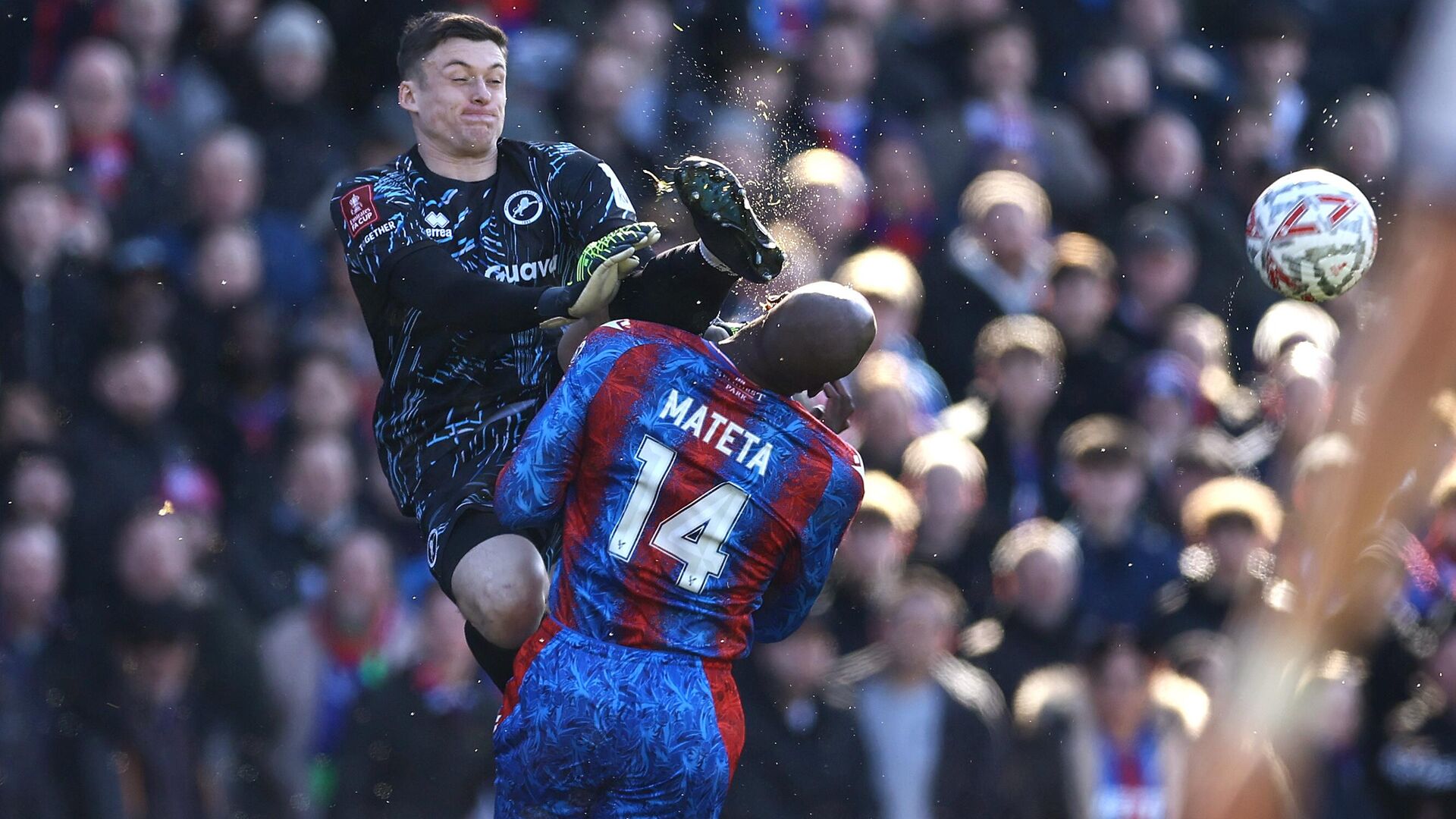 Вратарь Миллуолла Лиам Робертс во время гостевого матча 1/8 финала Кубка Англии по футболу против Кристал Пэлас - РИА Новости, 1920, 01.03.2025