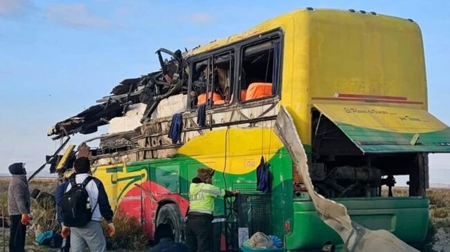 Последствия столкновения двух автобусов в городе Уюни в Боливии. 1 марта 2025