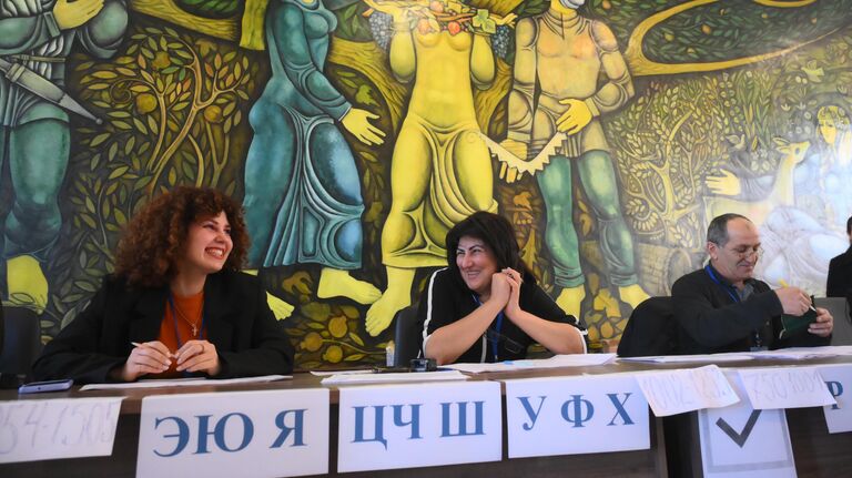 Члены избирательной комиссии на участке во втором туре президентских выборов в Абхазии Члены избирательной комиссии на участке во втором туре президентских выборов в Абхазии