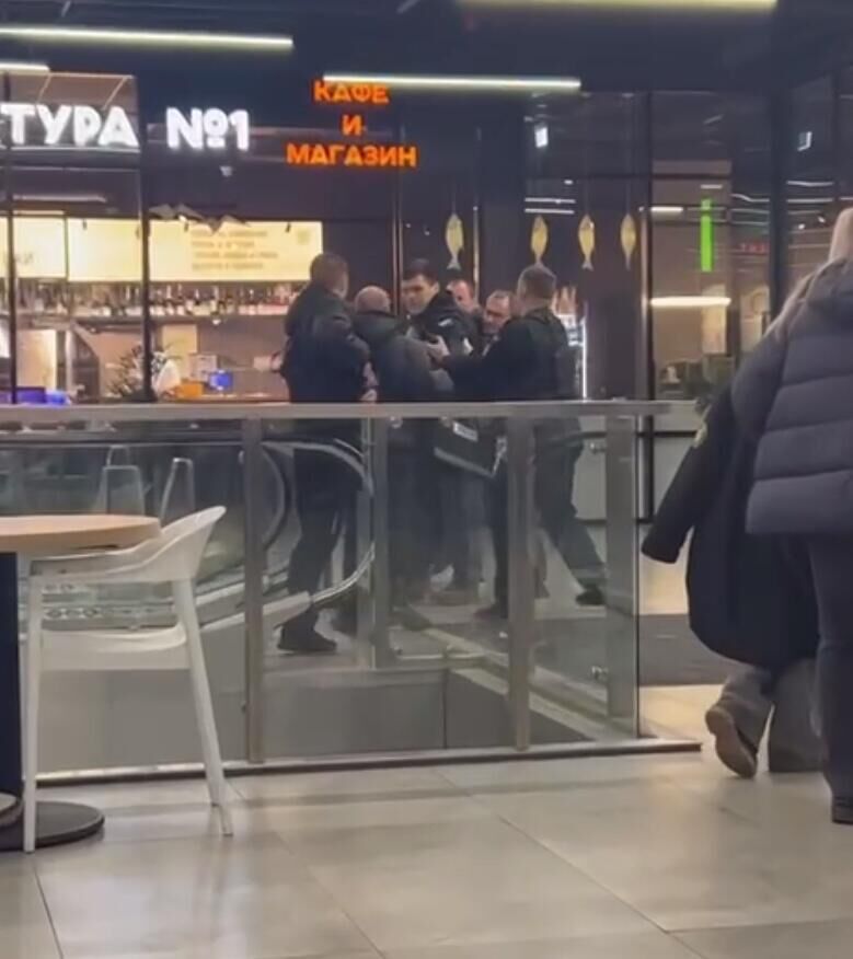 Конфликт постетителя с охраной в ТЦ Красный кит в Мытищах. Кадр видео - РИА Новости, 1920, 02.03.2025