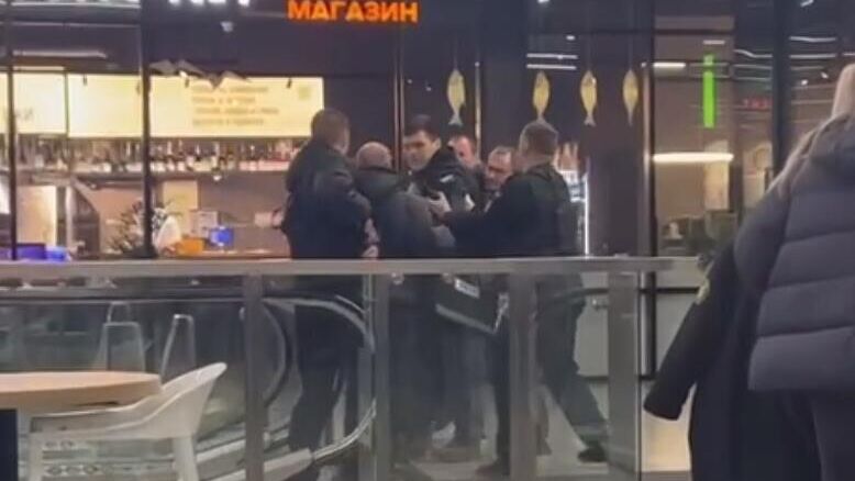 Конфликт постетителя с охраной в ТЦ Красный кит в Мытищах. Кадр видео Конфликт постетителя с охраной в ТЦ Красный кит в Мытищах. Кадр видео - РИА Новости, 1920, 02.03.2025