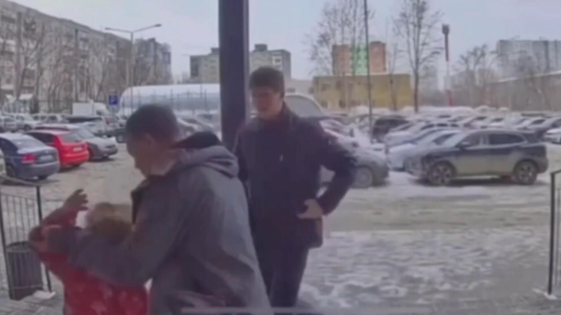 Видео с ребенком, пострадавшим во время семейного конфликта в Перми - РИА Новости, 1920, 02.03.2025
