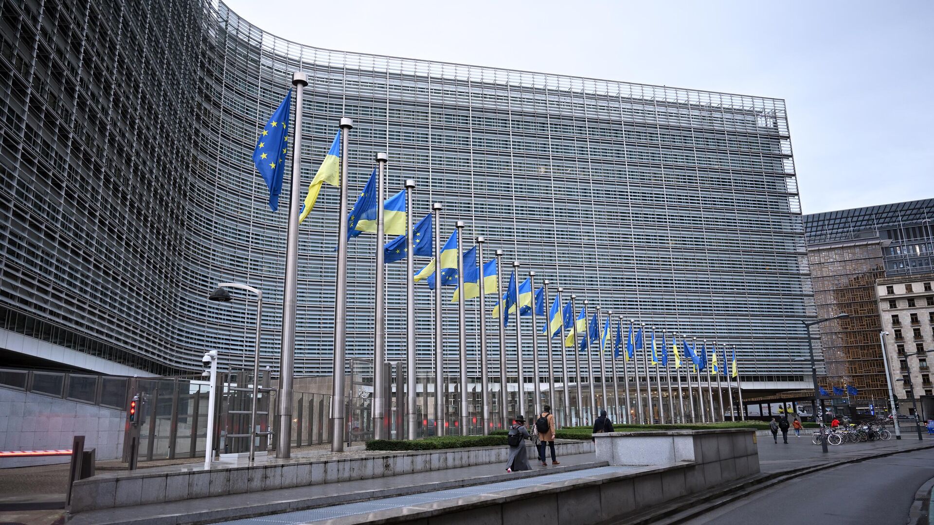 Украинские флаги перед зданием штаб-квартиры Европейской комиссии в Брюсселе, Бельгия - РИА Новости, 1920, 03.03.2025