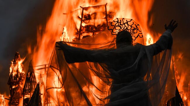 Сожжение арт-объекта на праздновании Масленицы в арт-парке Никола-Ленивец Калужской области Сожжение арт-объекта на праздновании Масленицы в арт-парке Никола-Ленивец Калужской области