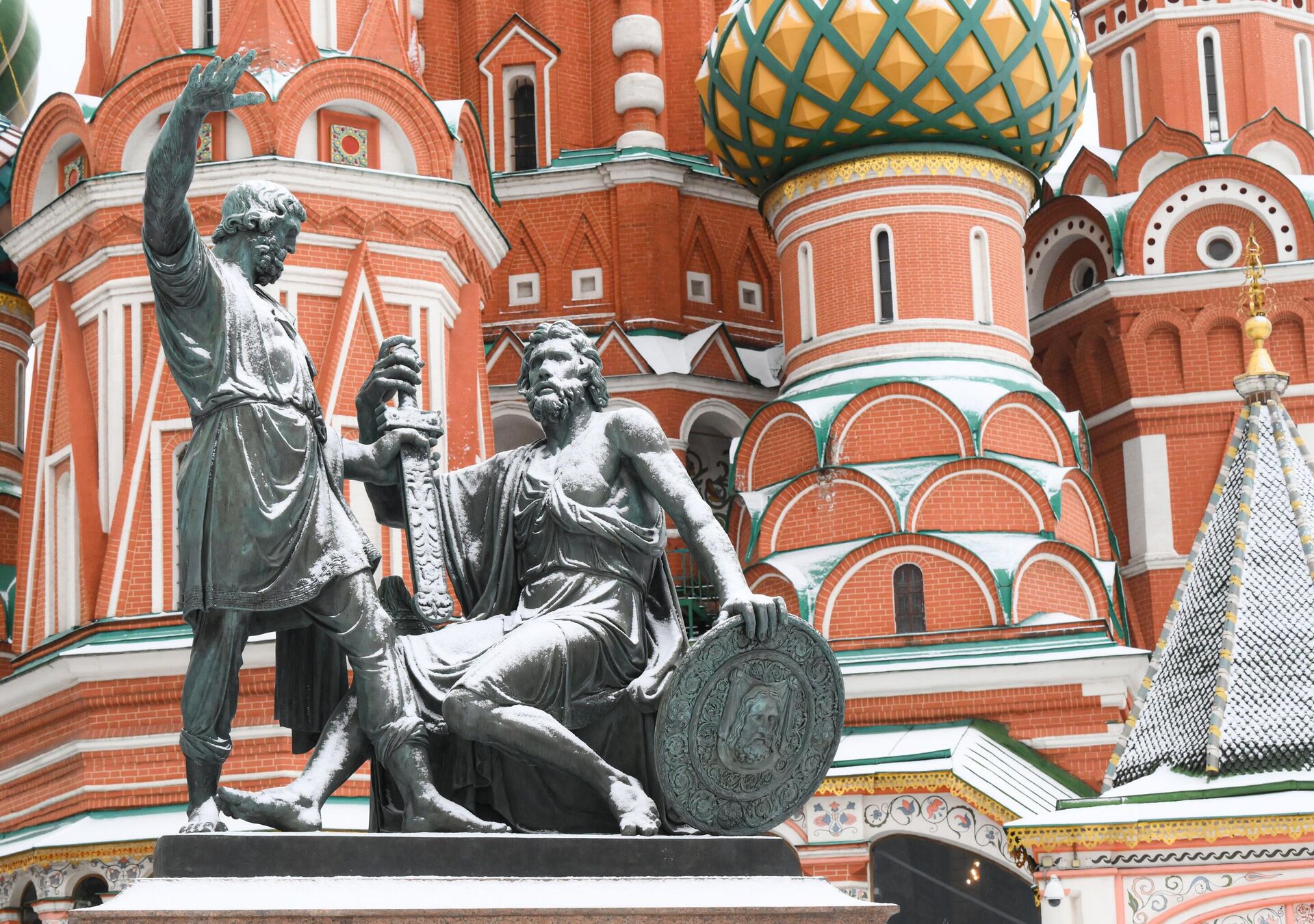 Памятник Минину и Пожарскому и Храм Василия Блаженного в Москве Памятник Минину и Пожарскому и Храм Василия Блаженного в Москве - РИА Новости, 1920, 03.03.2025