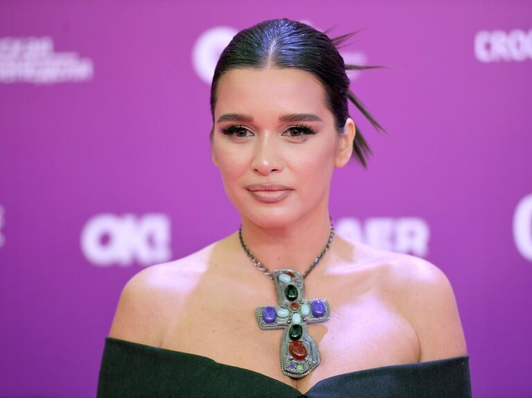 Үлкен мүшесі бар транссексуал Джунглиде тұратын тайпалардың жынысы