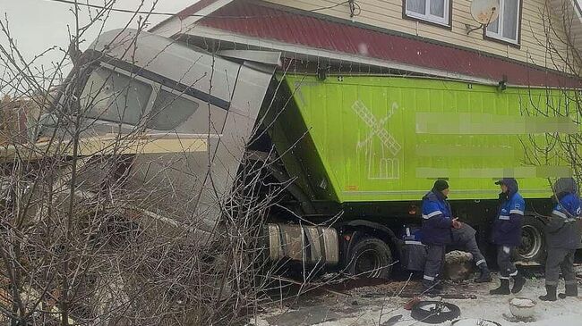 Фура врезалась в жилой дом в Нижегородской области