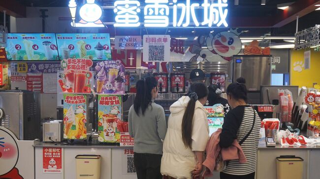 Покупатели приобретают напитки в MIXUE Ice Cream & Tea в Ханчжоу, КНР