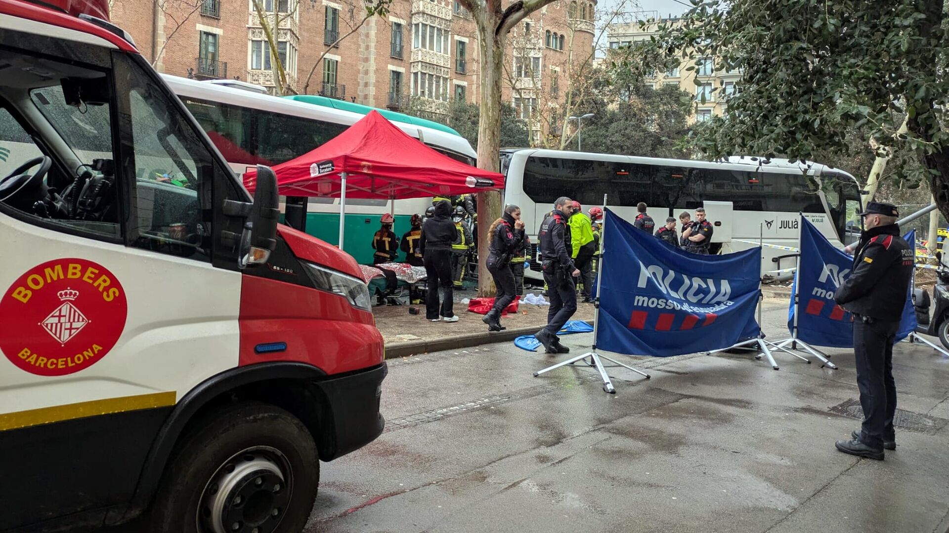 Пожарные на месте столкновения двух автобусов в Барселоне. 3 марта 2025 - РИА Новости, 1920, 03.03.2025