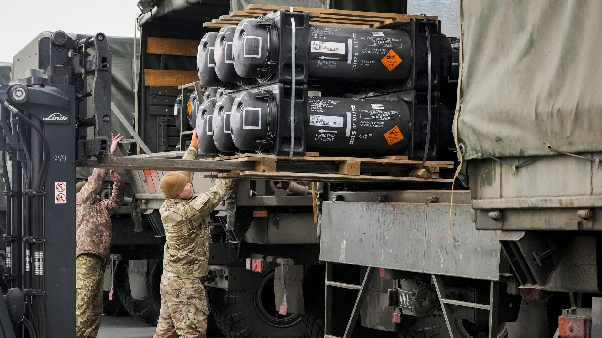 Украинские военнослужащие загружают противотанковые ракеты Javelin, поставленные в рамках помощи США Украине - РИА Новости, 1920, 12.03.2025