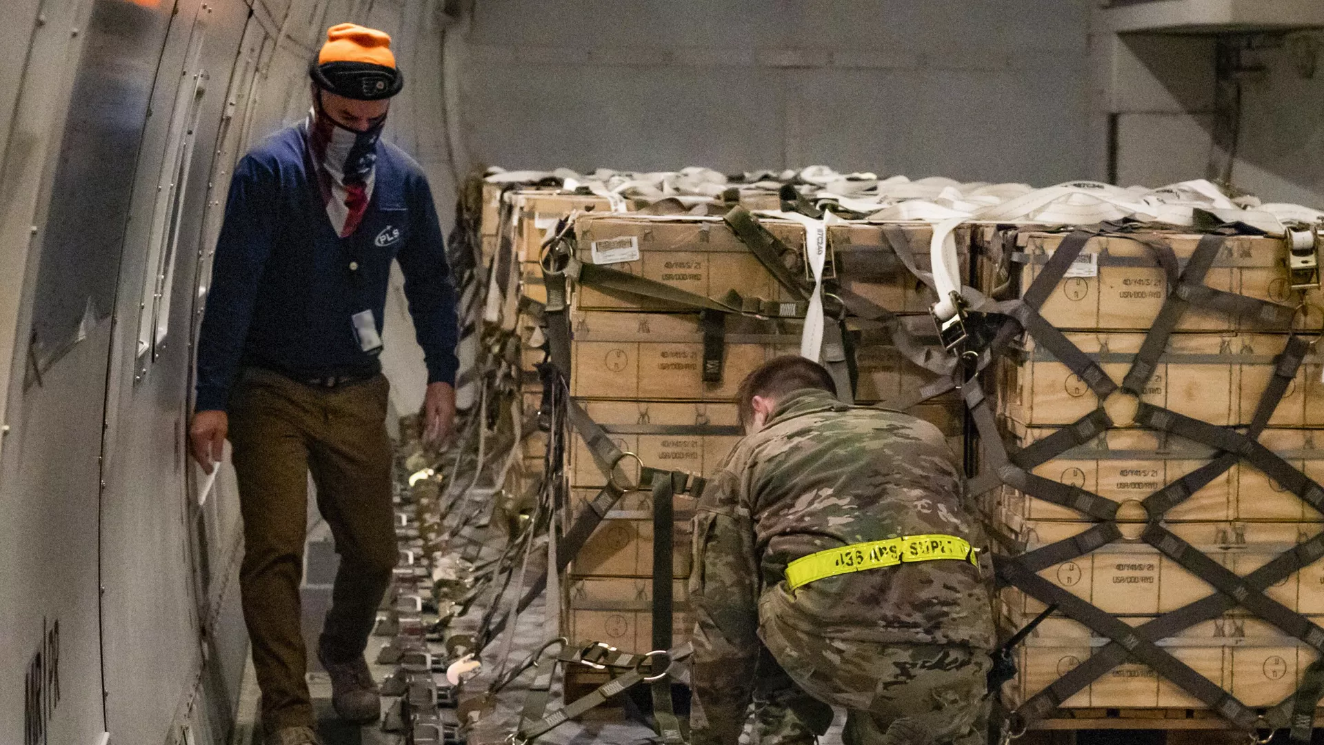 Американские военнослужащие загружают боеприпасы и оружие в рамках помощи США Украине на авиабазе Дувр, штат Делавэр - РИА Новости, 1920, 07.07.2025