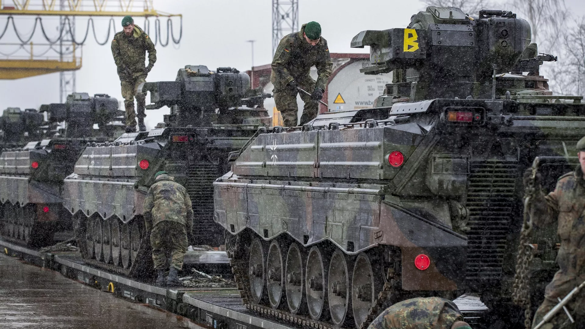 Немецкие военнослужащие готовятся к разгрузке БМП Marder Немецкие военнослужащие готовятся к разгрузке БМП Marder - РИА Новости, 1920, 31.05.2025