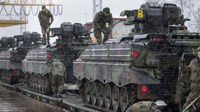 Немецкие военнослужащие готовятся к разгрузке БМП Marder