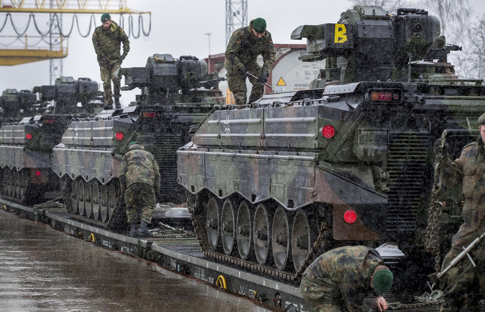 Немецкие военнослужащие готовятся к разгрузке БМП Marder Немецкие военнослужащие готовятся к разгрузке БМП Marder - РИА Новости, 1920, 13.05.2025