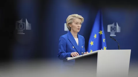 Глава Еврокомиссии Урсула фон дер Ляйен выступает на пресс-конференции в штаб-квартире ЕС в Брюсселе 