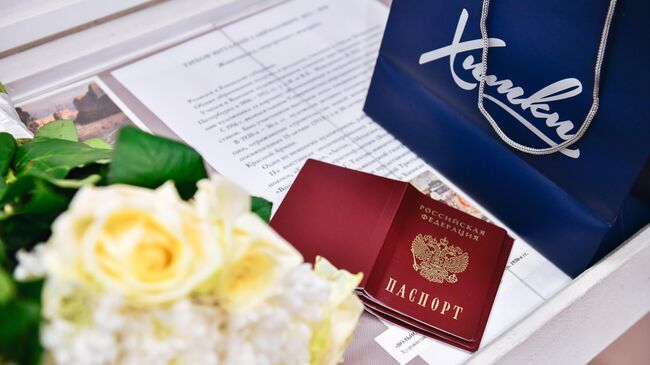 ВРИП главы Химок Елена Землякова вручила первые паспорта шестерым юным жителям Химок