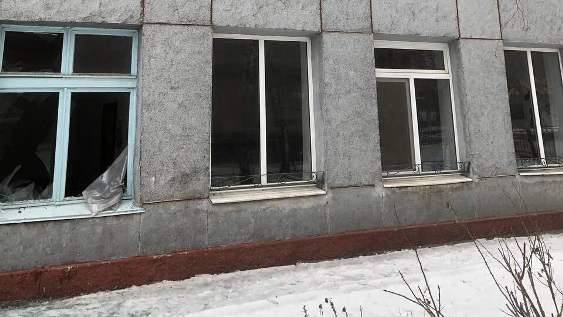 Последствия обстрела со стороны ВСУ центра Горловки в ДНР. 4 марта 2025 - РИА Новости, 1920, 04.03.2025