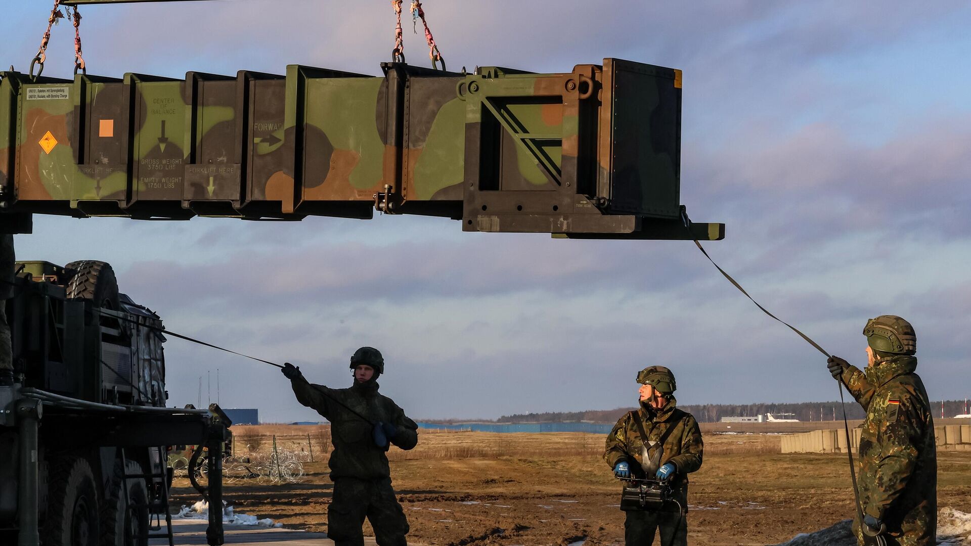 Военнослужащие разгружают зенитные батареи Patriot - РИА Новости, 1920, 12.03.2025