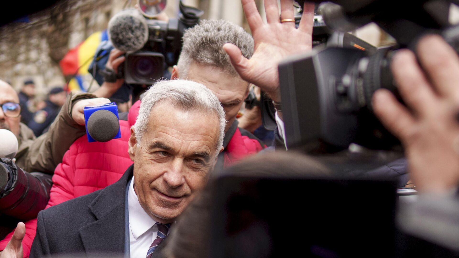 Кэлин Джорджеску покидает окружной суд в Бухаресте, Румыния. 3 марта 2025 - РИА Новости, 1920, 04.03.2025