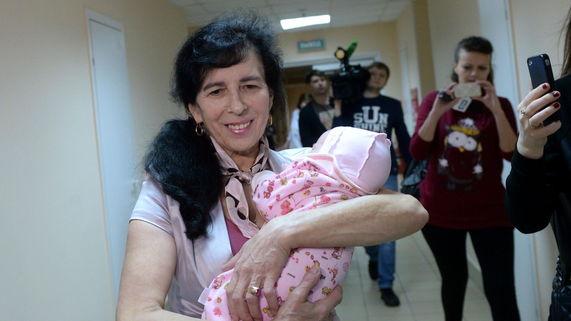 Москвичка Галина Шубенина, ставшая матерью в возрасте 62-х лет, cо своей дочерью Клеопатрой общается с журналистами в родильном доме ГКБ №15 в Москве - РИА Новости, 1920, 04.03.2025