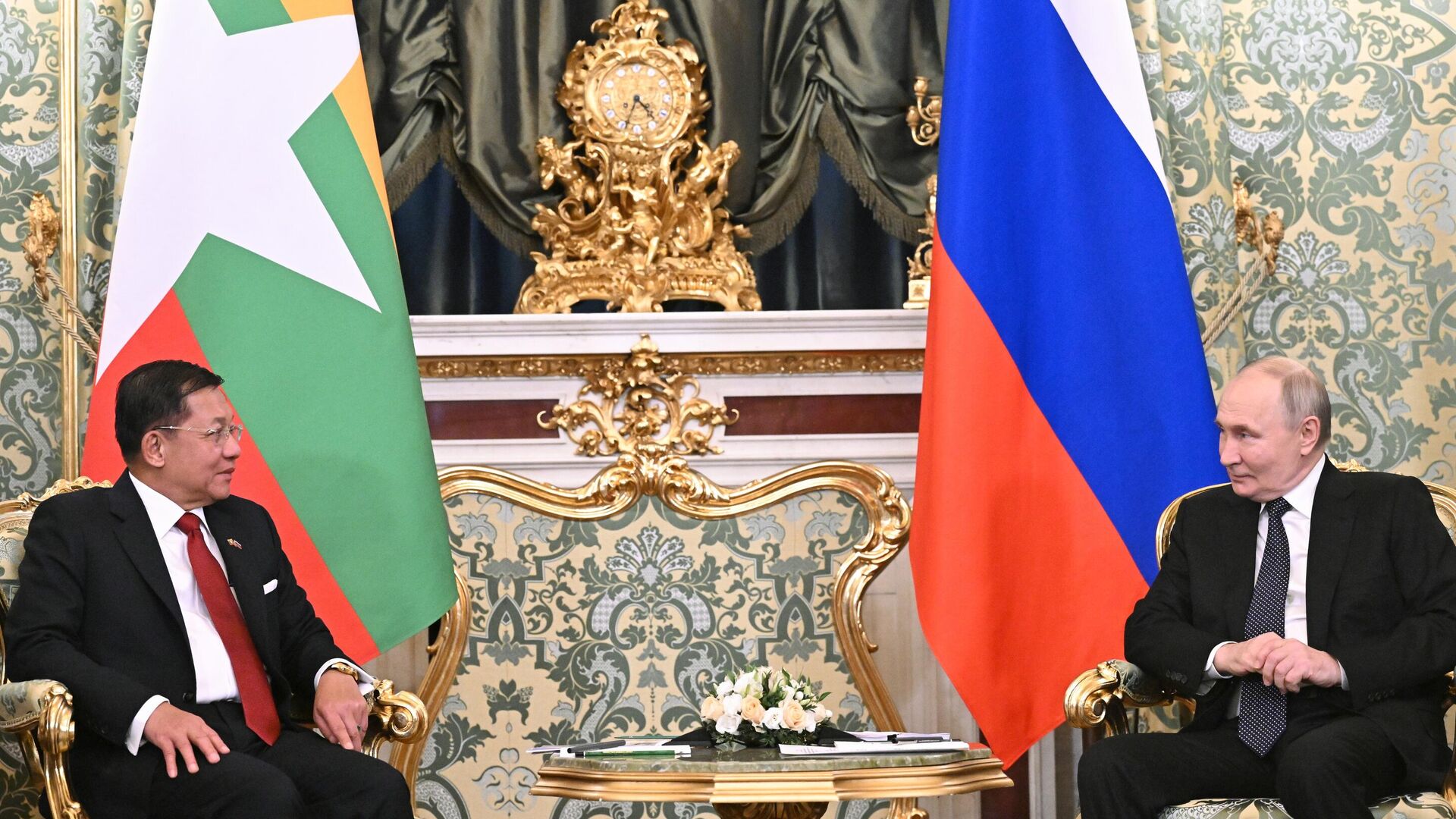 Президент РФ Владимир Путин и председатель Государственного административного совета, премьер-министр Республики Союз Мьянма Мин Аун Хлайн во время встречи - РИА Новости, 1920, 04.03.2025