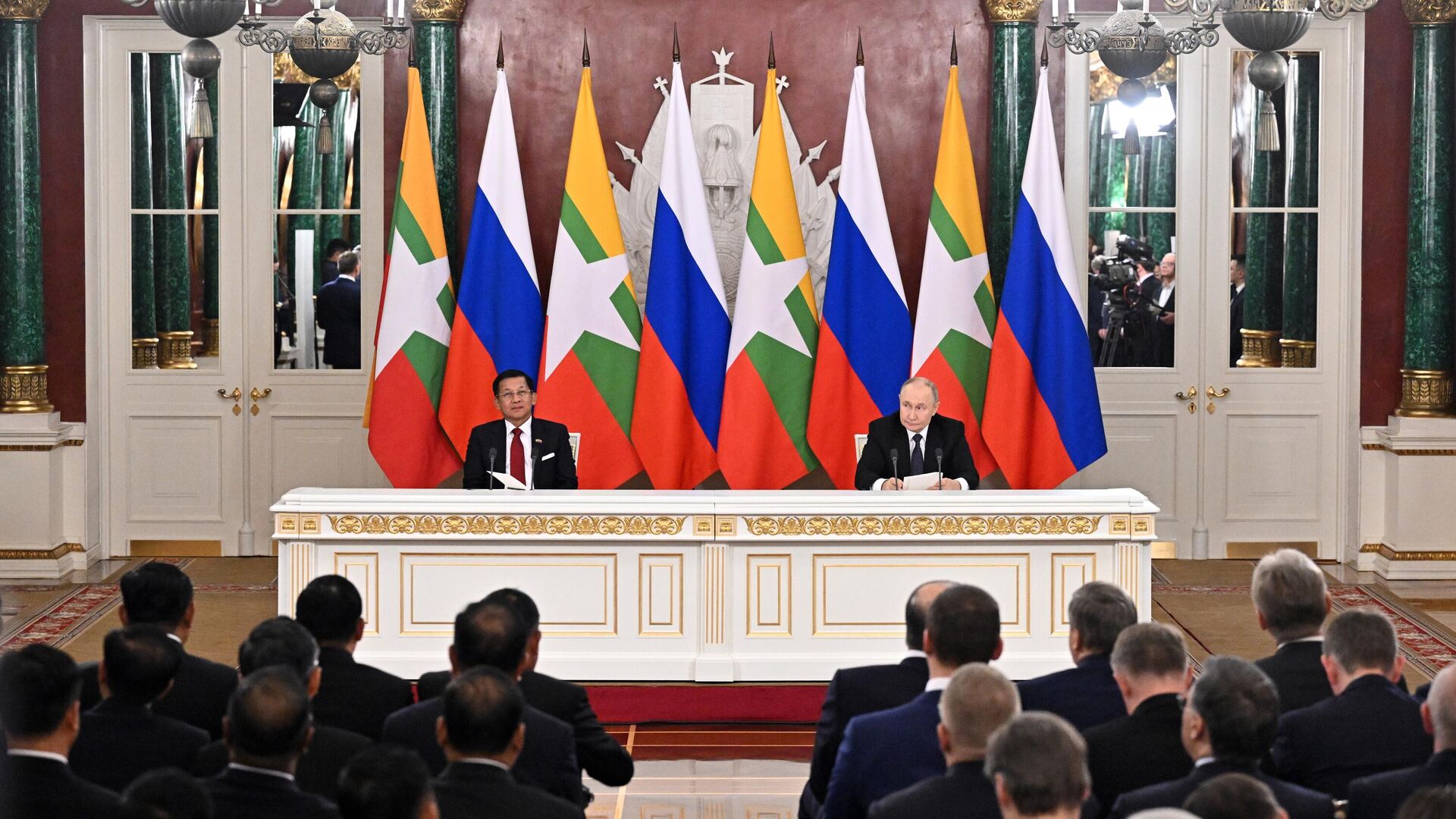 Президент РФ Владимир Путин и председатель Государственного административного совета, премьер-министр Республики Союз Мьянма Мин Аун Хлайн во время совместного заявления для прессы по итогам встречи - РИА Новости, 1920, 04.03.2025