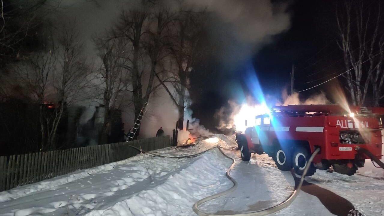 Сотрудники МЧС России тушат пожар в свердловском селе Пасынок, где в сгоревшем жилом доме погибли три человека. 5 марта 2025 - РИА Новости, 1920, 05.03.2025
