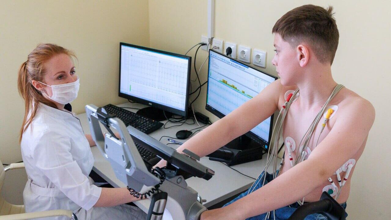 Более 1,5 тыс спортсменов прошли осмотр в НИКИ детства Подмосковья в 2025 - РИА Новости, 1920, 05.03.2025