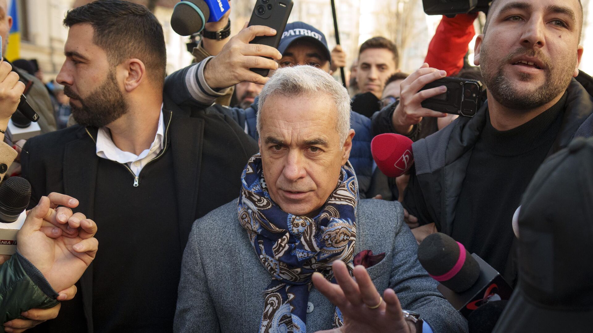 Кэлин Джорджеску покидает окружной суд в Бухаресте, Румыния - РИА Новости, 1920, 05.03.2025