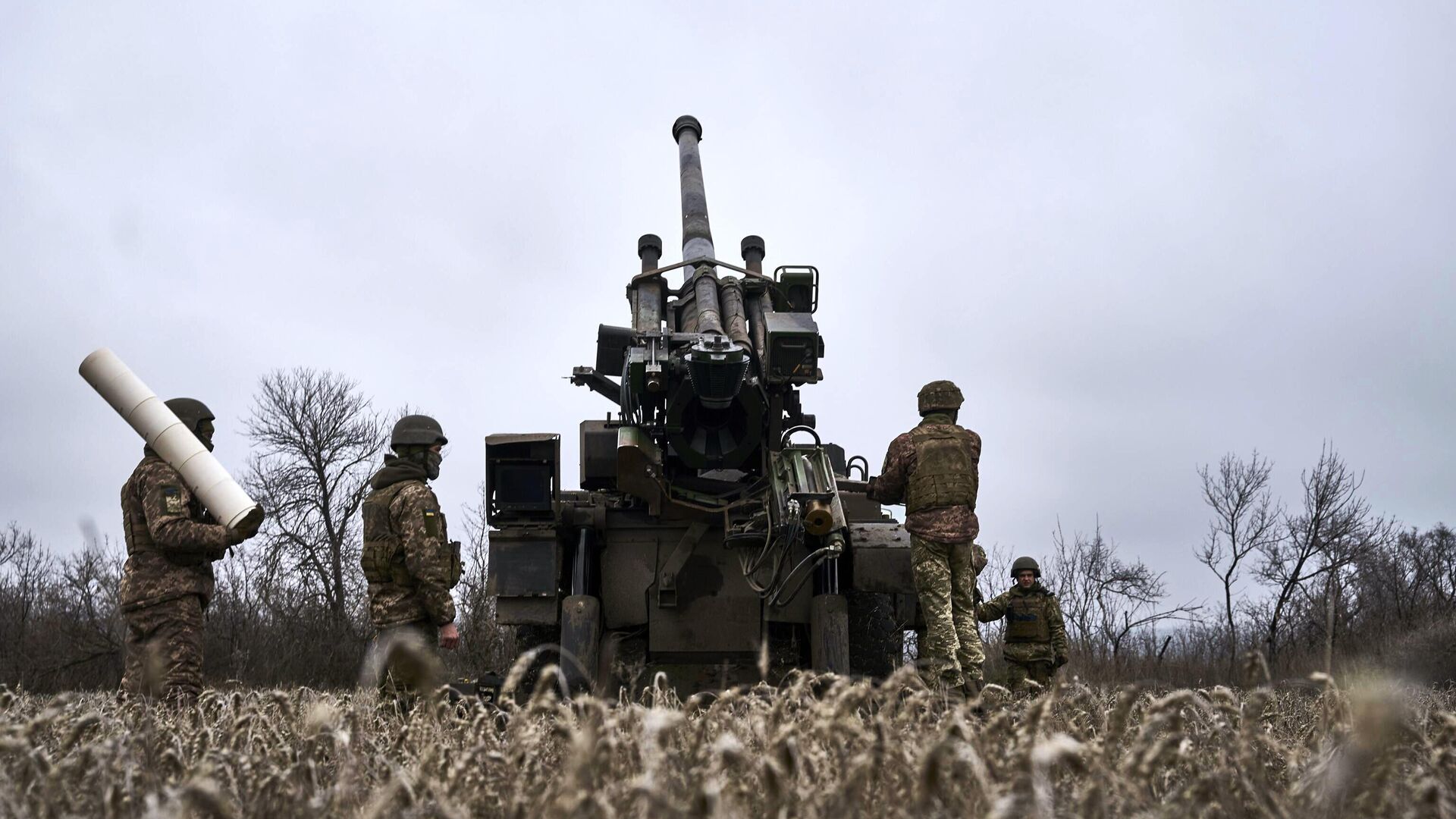 Украинские военные рядом с самоходной гаубицей CAESAR - РИА Новости, 1920, 04.12.2023