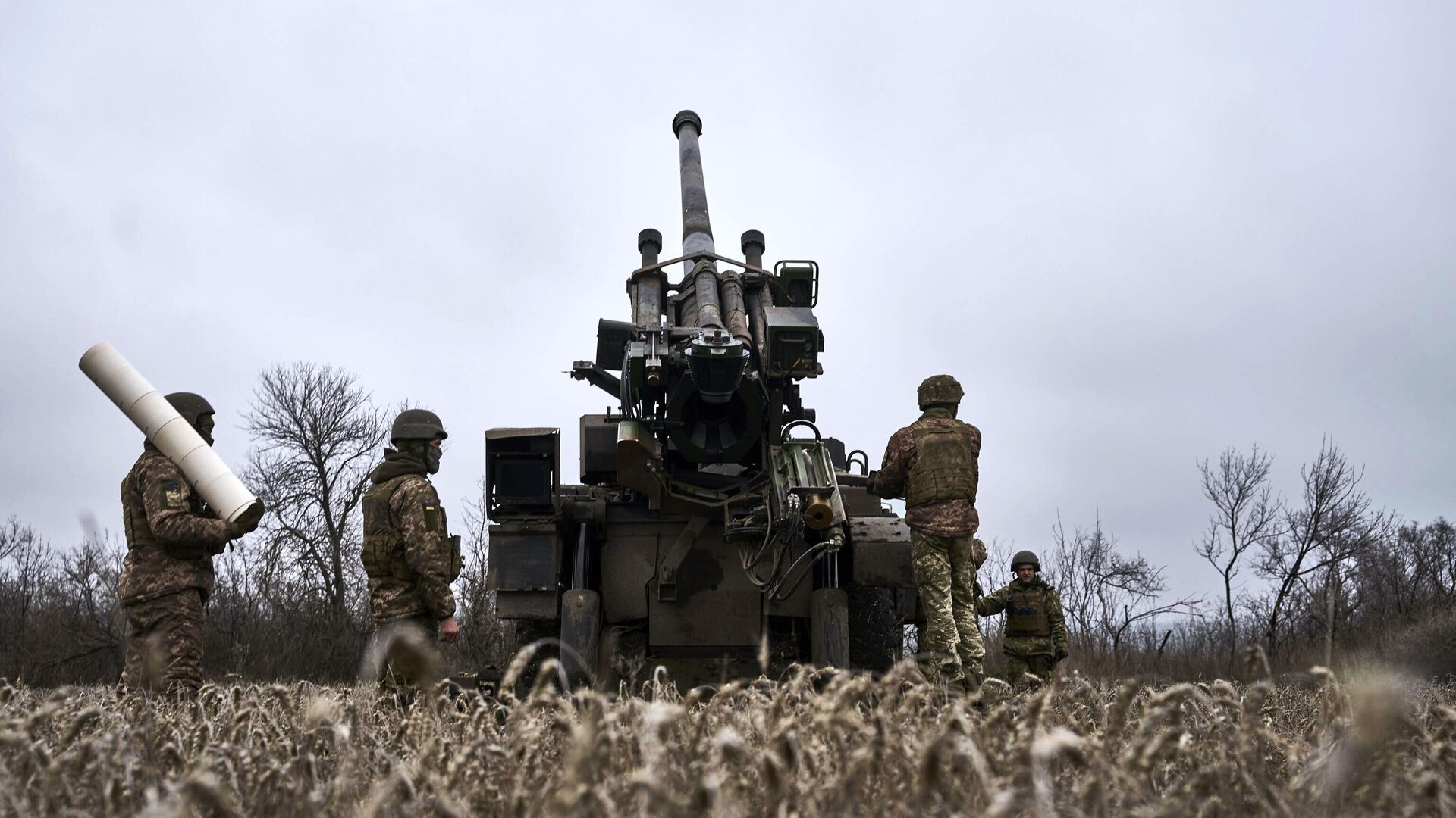 Украинские военные рядом с самоходной гаубицей CAESAR - РИА Новости, 1920, 25.03.2024