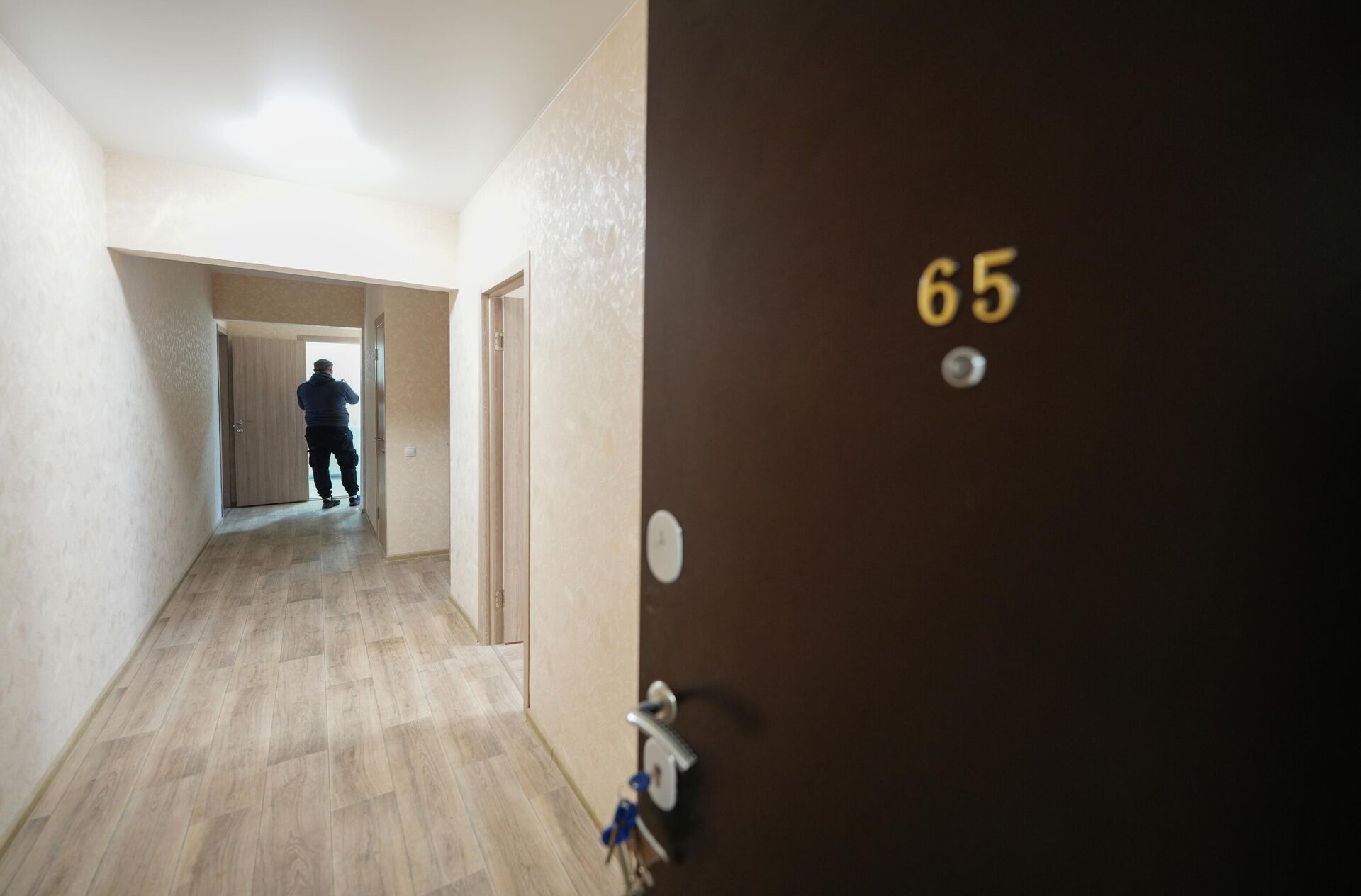 Мужчина в новой квартире в Мариуполе Мужчина в новой квартире в Мариуполе - РИА Новости, 1920, 05.03.2025