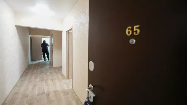 Мужчина в квартире