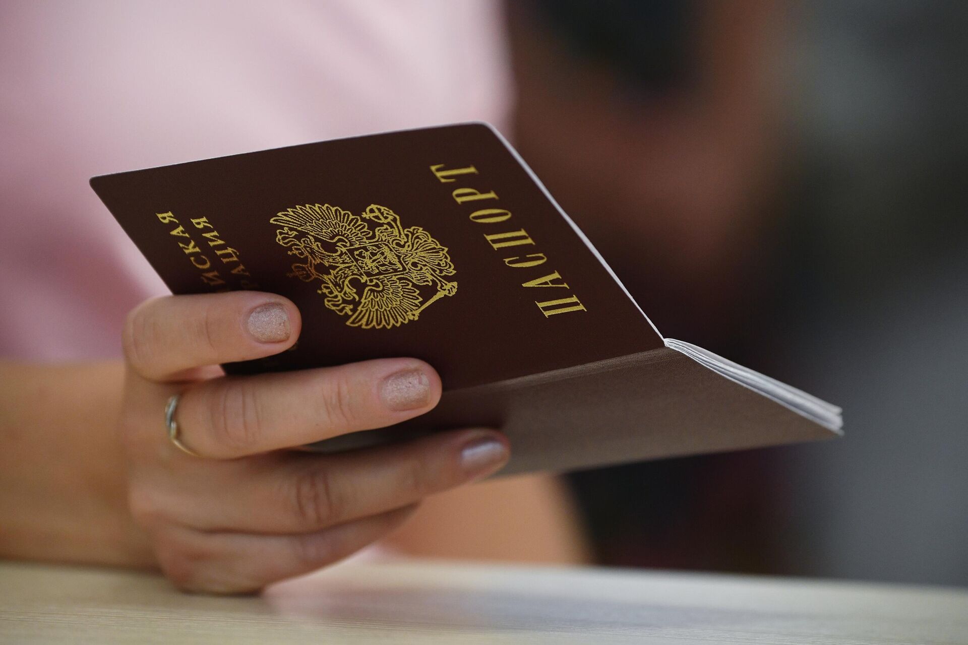 Российский паспорт в руке девушки Российский паспорт в руке девушки - РИА Новости, 1920, 05.03.2025