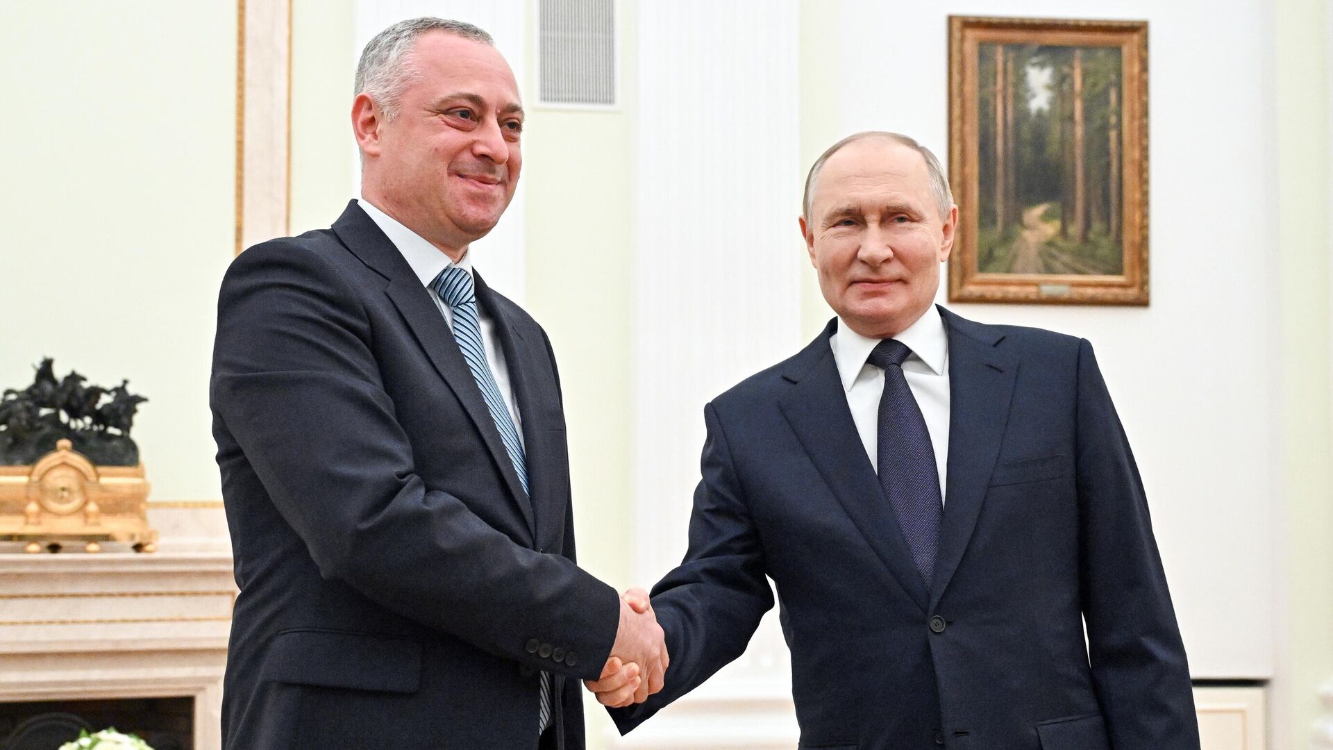 Кремль: на встрече Путина и Гунбы затрагивались вопросы инвестсоглашения 