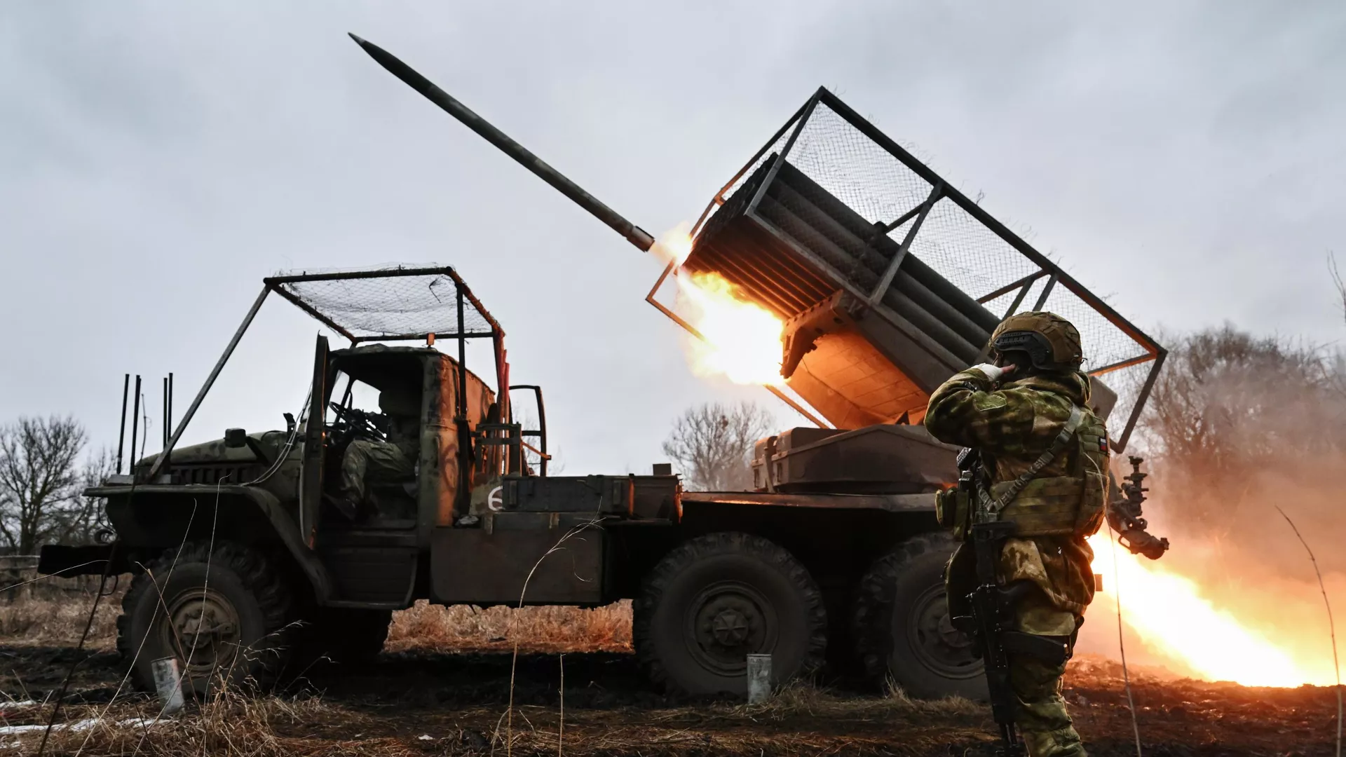 Travail de combat de l'équipe d'artillerie Grad MLRS Opérations de combat de l'équipage du lance-roquettes multiple Grad - RIA Novosti, 1920, 16 décembre 2025