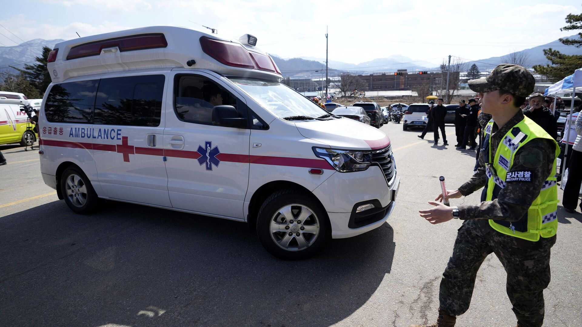 Машина скорой помощи в Пхочхоне, где истребитель случайно сбросил бомбы на жилые дома Машина скорой помощи в Пхочхоне, где истребитель случайно сбросил бомбы на жилые дома - РИА Новости, 1920, 06.03.2025