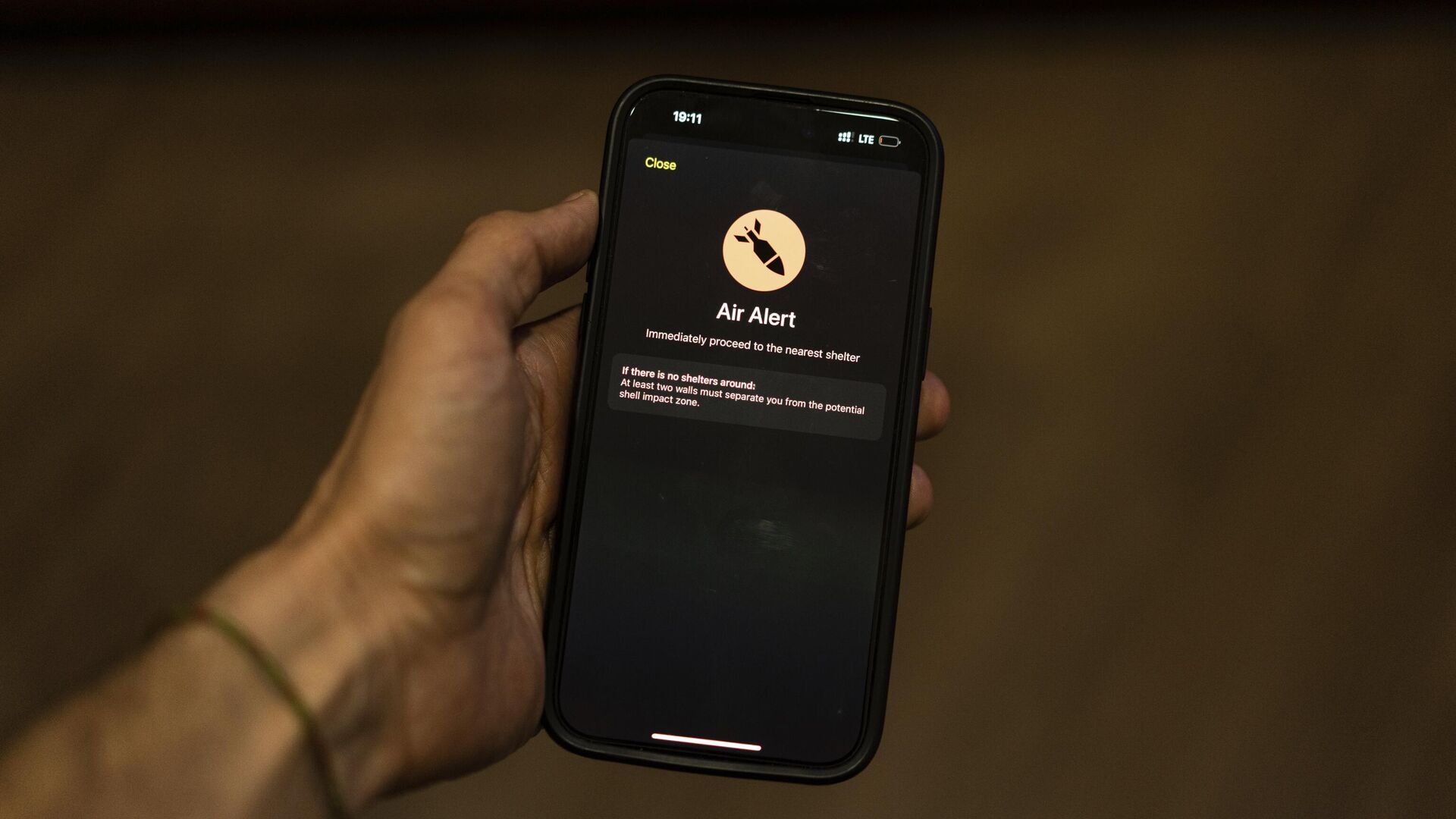 Приложение Air Alert, которое оповещает о начале и конце воздушных атак, на экране смартфона жителя Киева - РИА Новости, 1920, 08.11.2025