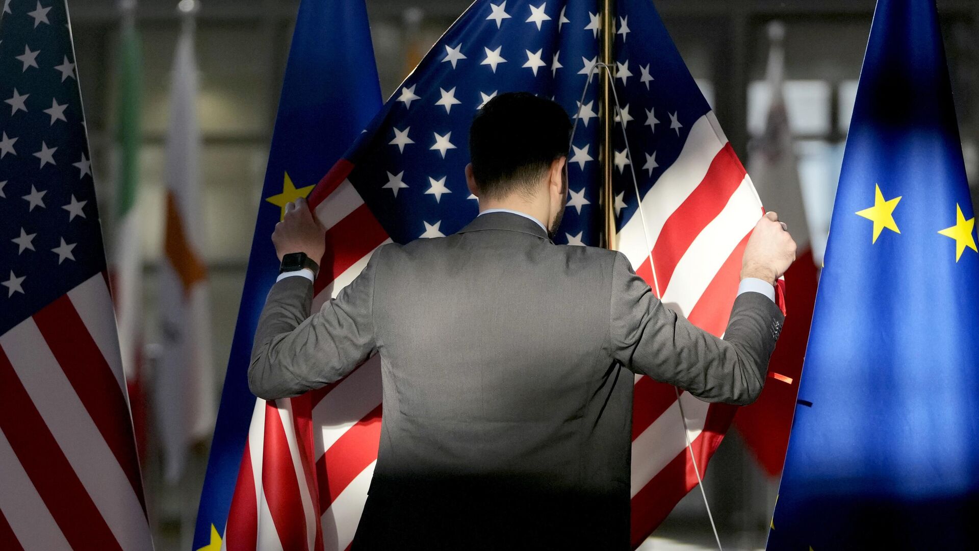 США дистанцируются от конфликта на Украине, считает Константинов