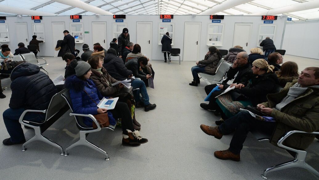 © РИА Новости / Михаил ВоскресенскийПерейти в медиабанк<br>Посетители многофункционального миграционного центра. Архивное фото